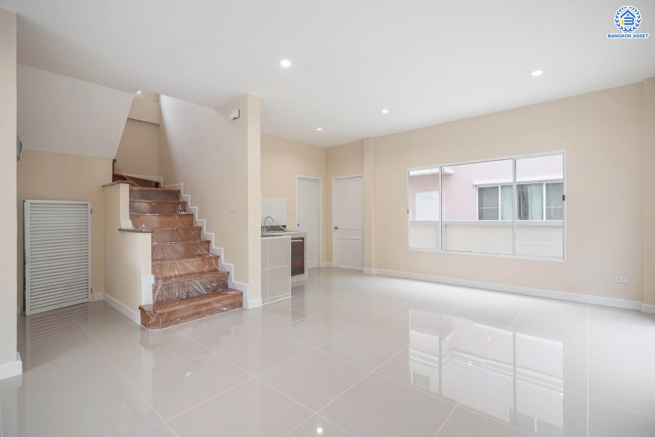 บ้านมือสองตกแต่งใหม่ โครงการ เพอร์เฟคพาร์ค วัดพระนอน จากแบรนด์ Property Perfect เนื้อที่ 35.8 ตร.ว. บ้านแฝดฟังก์ชันระดับบ้านเดี่ยว! 3 ห้องนอน 2 ห้องน้ำ 1 ที่จอดรถ พร้อม Facilities ครบครัน บนทำเลเชื่อมต่อถนนกาญจนาฯ ใกล้ทางด่วน ศรีรัช-วงแหวนฯ เซ็นทรัลเวสต์เกต และรถไฟฟ้าสายสีม่วง "สถานีตลาดบางใหญ่"